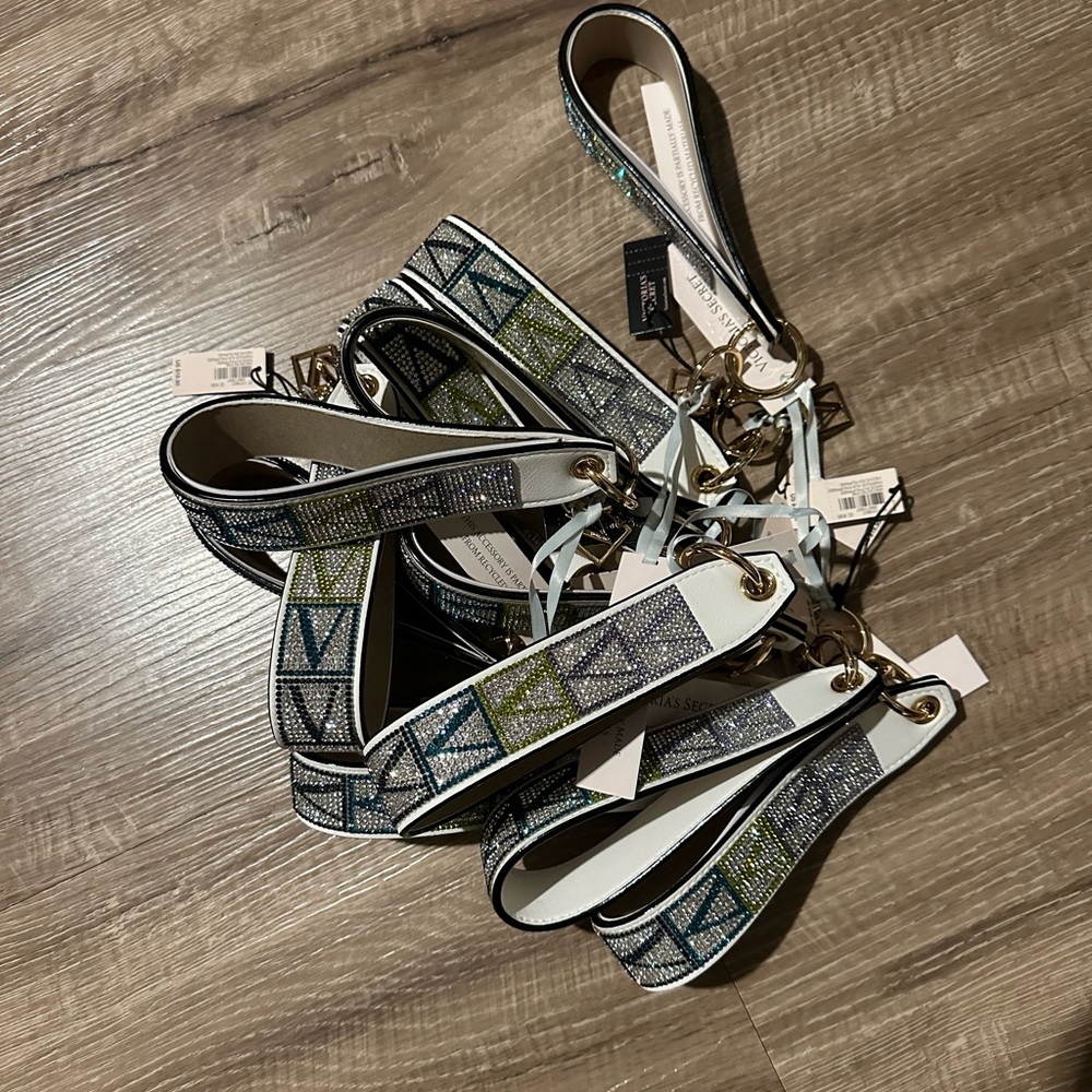 ๐ Victoria's Secret keychain - Picture 8 of 8